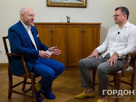 Гордон і Кулеба обрали для інтерв'ю взуття кольорів українського прапора, як раніше дружини Зеленського та Байдена