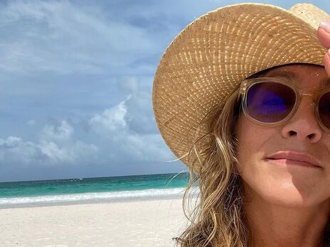53-річна Еністон показала свої пляжні фото