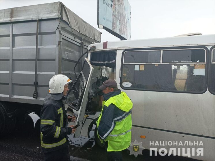 В Одессе автобус столкнулся с грузовиком, пострадало пять человек – полиция