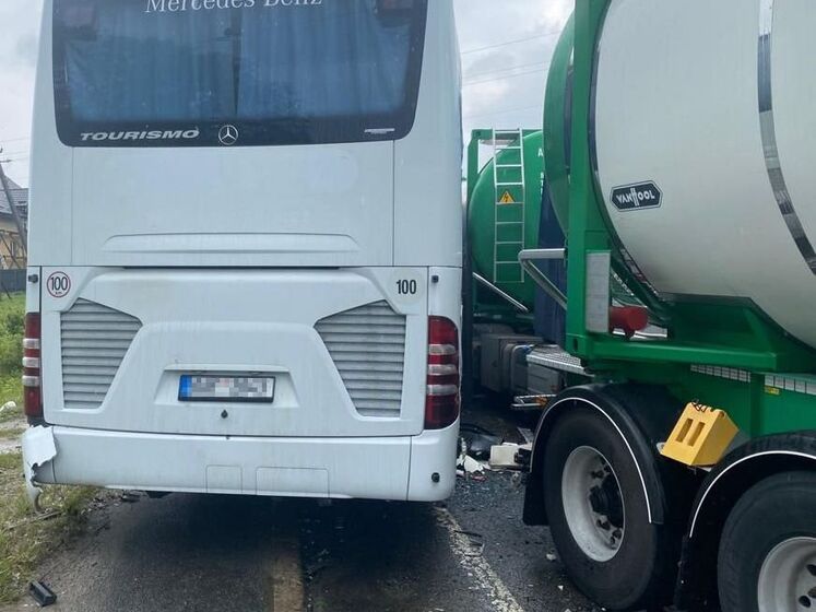 Во Львовской области автобус столкнулся с двумя грузовиками, есть погибший и пострадавшие – полиция