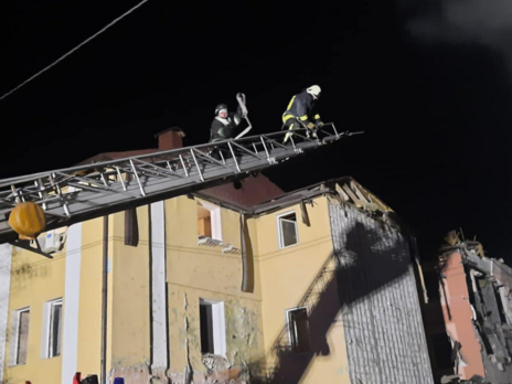 Российские оккупанты ударили по общежитию Харькова ракетой 