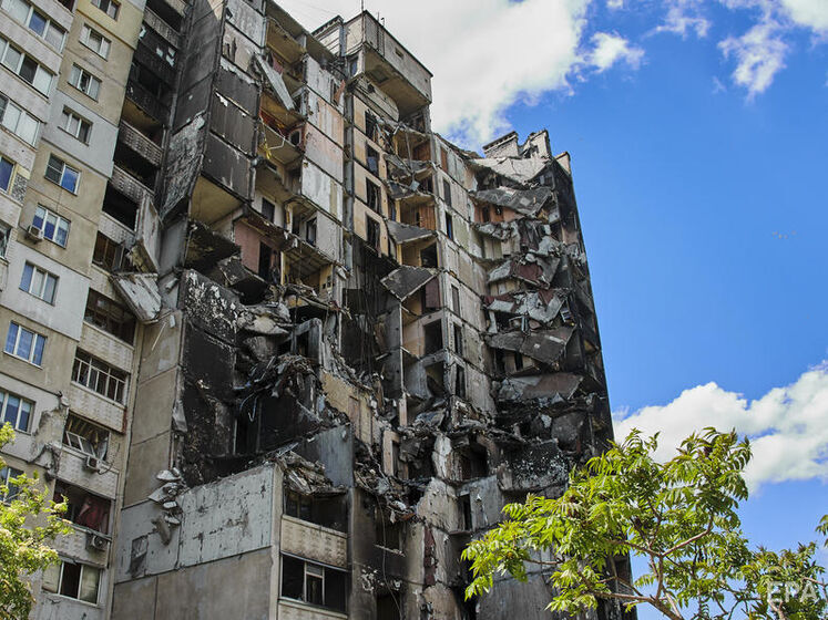 РФ снова обстреляла Салтовку в Харькове. Снаряд упал возле многоэтажки, начался сильный пожар – мэр