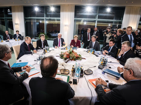 Климкин (за столом второй справа) встречался с Путиным шесть раз, последний раз в октябре 2016 года на саммите в Берлине