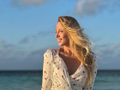 Полякова сожгла свой кокошник на Лысой горе в Киеве. Видео