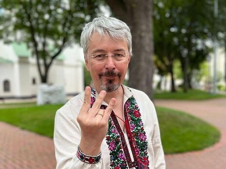 У мережі розкритикували пропозицію Мінкульту щодо нового жесту у вигляді тризубця. На фото міністр Ткаченко