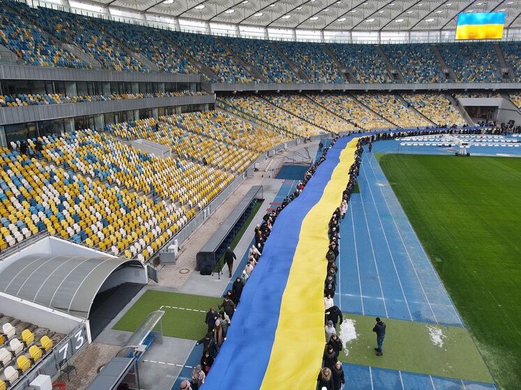 На матче-открытии УПЛ поднимут украинский флаг, вынесенный болельщиком на поле на ЧМ в 1976 году – Зеленский