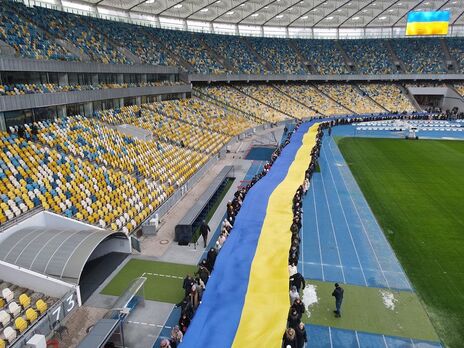 На матчі-відкритті УПЛ піднімуть український прапор, винесений уболівальником на поле на ЧС у 1976 році – Зеленський