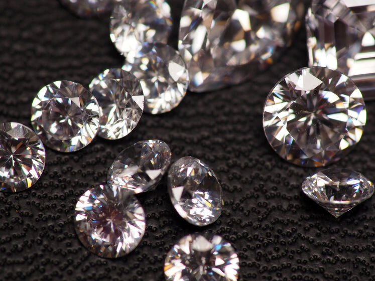 Несмотря на санкции, РФ возобновляет экспорт алмазов в Индию и Европу – Bloomberg