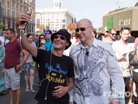 Гордон прогулялся по Крещатику и пообщался с киевлянами на фоне разбитой российской военной техники. Трансляция