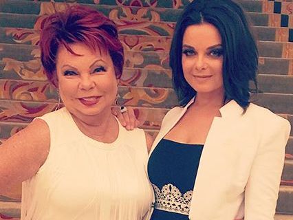 Мама Королевой вышла в свет в мини