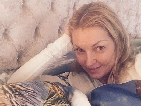 Волочкова без бюстгальтера показала подготовку к Новому году