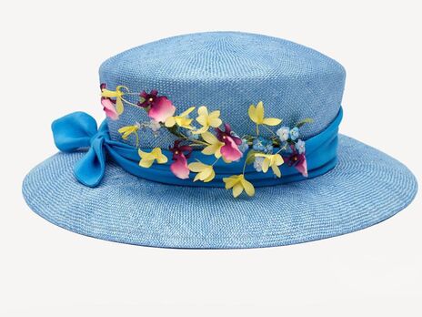 В коллекции Елизаветы II появилась сине-желтая шляпка от украинского дизайнера. Фото