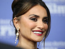 48-летняя Крус снялась в облегающем латексном боди и в образе торреодора. Фото