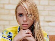 "До тебе я летітиму завжди!" Жена командира полка "Азов" Прокопенко снялась в вышиванке для проекта "Важлива". Фото