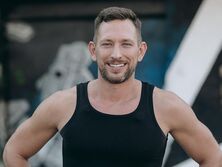 "Показал мне, как любить и быть любимым". Экс-участник "Холостячки 2" снялся в микроплавках, обнимая своего парня