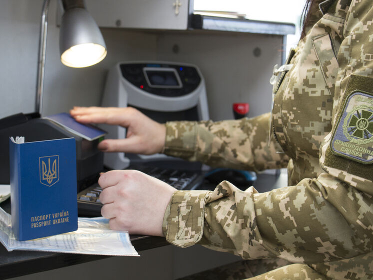 Мужчины, которые постоянно живут за границей, могут покинуть Украину при наличии специальной отметки в паспорте – Госпогранслужба