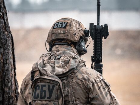 СБУ встановила особи трьох військовослужбовців РФ, які катували жителя Київської області, – їм оголошено про підозру