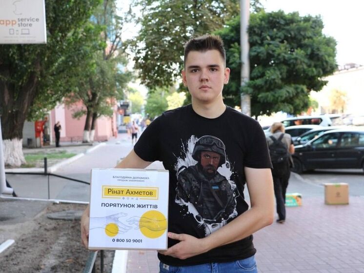 Фонд Рината Ахметова передал в Киев гигиенические наборы для переселенцев
