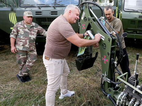 Hryhoriy Kozlovskyy, president of FC Rukh, handed over six trucks to the military