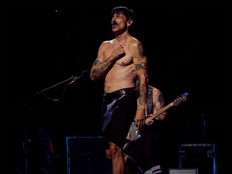 Фронтмен Red Hot Chili Peppers в Майами вышел на сцену с украинским флагом. Фото