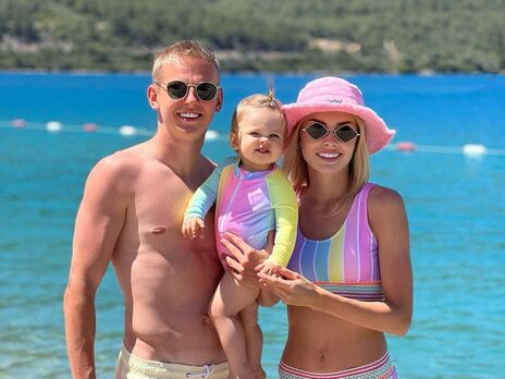 Дружина футболіста Зінченка показала сімейні фото, зроблені на честь першого дня народження їхньої дочки