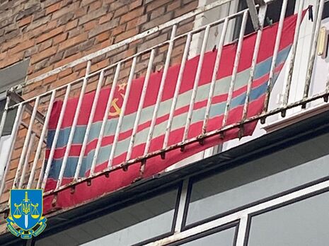 Житель Львовской области перед началом вторжения РФ вывесил на балконе флаг с серпом и молотом, у него нашли оружие и антиукраинские листовки – прокуратура