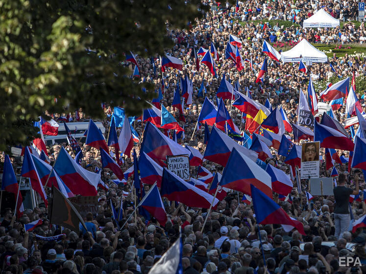 В Праге 70 тыс. человек вышли на антиправительственный митинг. Среди требований – отмена антироссийских санкций, газовые контракты с РФ и 
