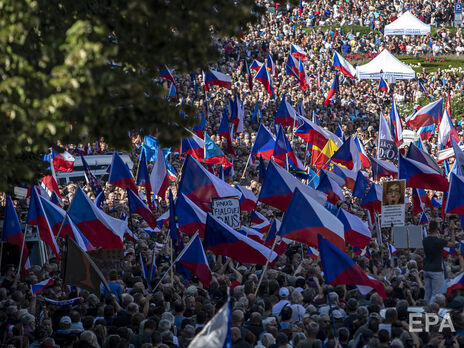 В Праге 70 тыс. человек вышли на антиправительственный митинг. Среди требований – отмена антироссийских санкций, газовые контракты с РФ и 