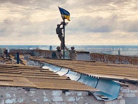 Зеленский заявил, что украинские флаги возвращаются 