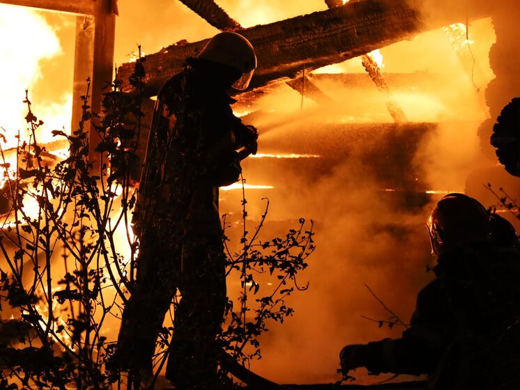 Оккупанты ночью нанесли по Харькову ракетный удар, вспыхнул масштабный пожар площадью 2200 м². Фото