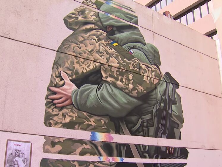 В Австралії художник намалював мурал із обіймами солдатів України та РФ, спричинивши шквал критики