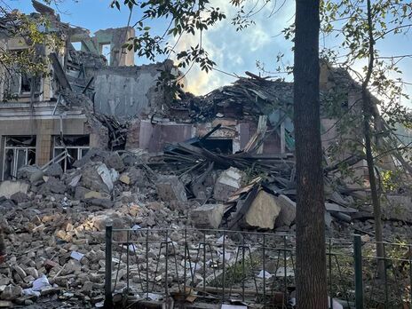 Россияне 17 раз за сутки атаковали Донецкую область. Разрушена еще одна школа и здание ГСЧС, среди раненых – ребенок