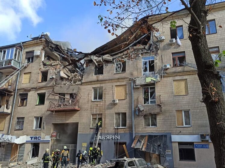 В разрушенной ракетой многоэтажке в Харькове жили всего три человека. По этому кварталу бьют с первого дня войны