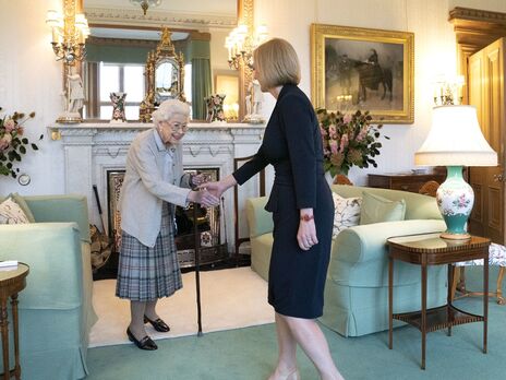 Трасс встретилась с королевой Елизаветой II в Шотландии
