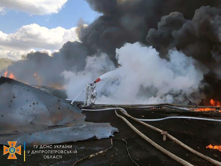 Пожар на нефтебазе в Кривом Роге "успокоили", спасатели боролись с огнем более 16 часов – глава ОВА