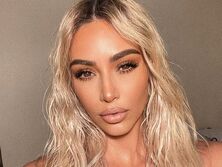 "Максимальная пошлость", "Меня это слишком напугало". В сети обсуждают фото Кардашян, спустившей штаны