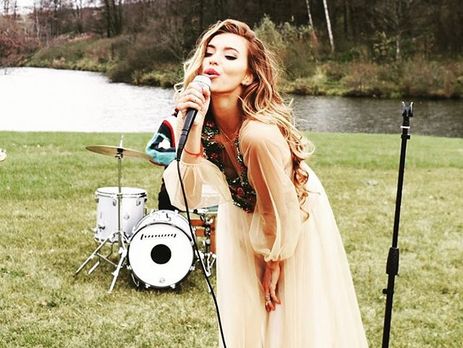 Тодоренко села на шпагат верхом на слоне