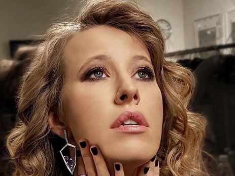 Собчак после родов показала фигуру в брючном костюме