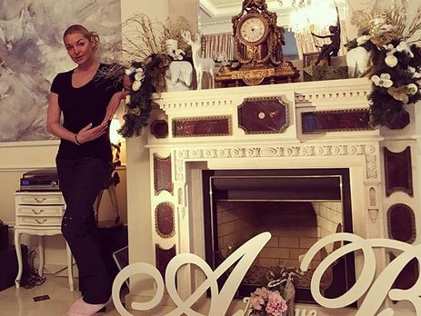 Волочкова нарядила елку во дворе своего особняка