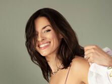 "Соблазнительная и очень сексуальная, сводящая с ума". 40-летняя Мейхер засветила декольте и ноги в высоком разрезе