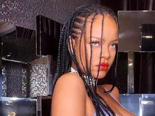 "Настоящая африканская женщина". В сети разместили фото Рианны в одних трусах