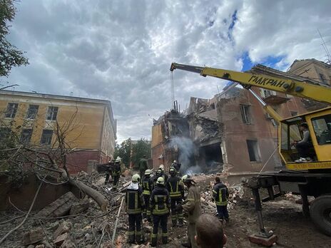 Рятувальники виявили тіла трьох загиблих під завалами будинку у Слов'янську після ранкового обстрілу окупантів