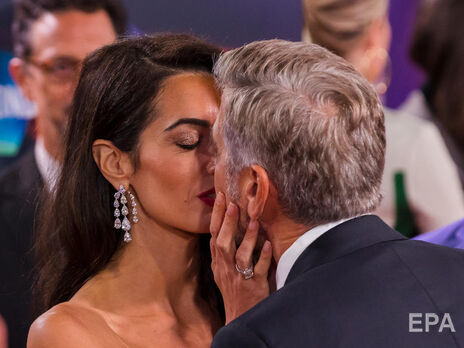 Амаль и Джордж Клуни посетили премьеру комедии 