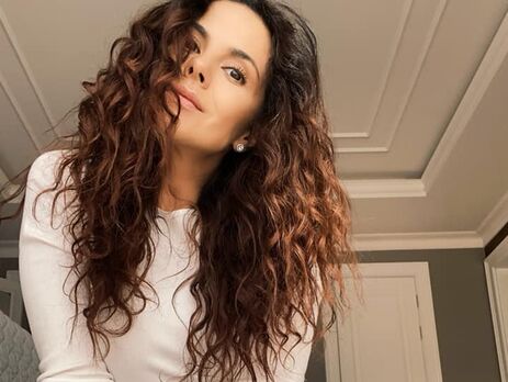 Каменських знялася босою у прозорій сукні