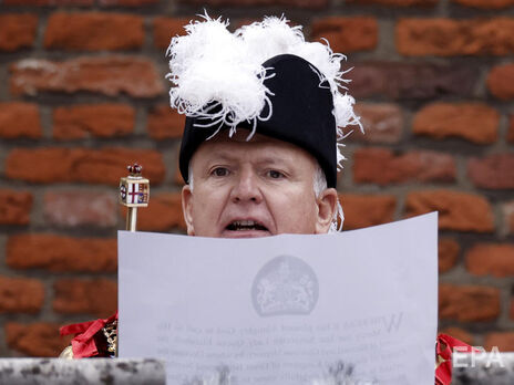 Прокламацию, которая провозглашает Чарльза сувереном королевства, зачитали с балкона в Сент-Джеймсском дворце в Лондоне
