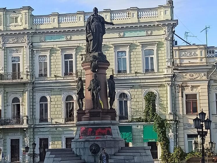 В Одессе памятник Екатерине II облили краской. Накануне на нем написали 