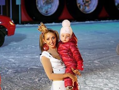 Навка вышла на лед с двухлетней дочкой