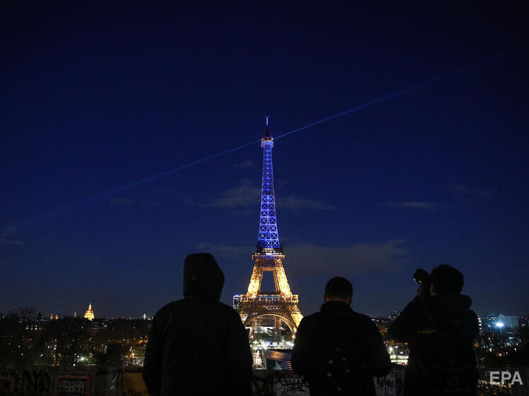У Парижі вимикатимуть світло на Ейфелевій вежі на годину раніше для заощадження енергії