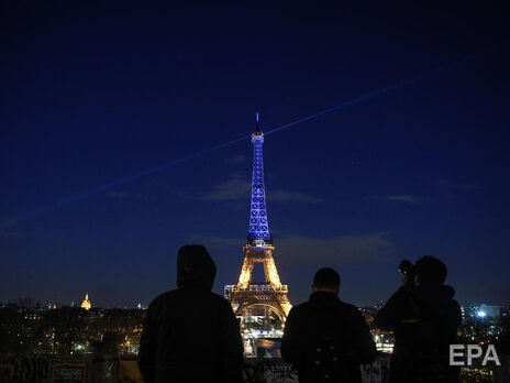 В Париже будут выключать свет на Эйфелевой башне на час раньше для экономии энергии