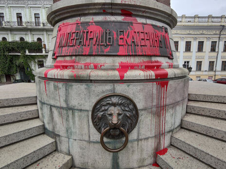 В Одесі тричі упродовж трьох днів розмалювали пам'ятник Катерині ІІ